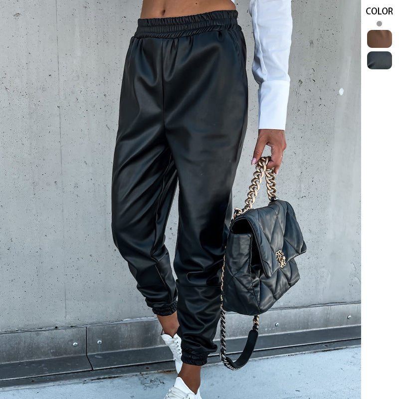 Comfortable jogging pants for women with an elastic waistband and practical pockets Chic & Stil