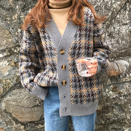 Chunky knit cardigan for women with houndstooth pattern and large wooden buttons Amarael