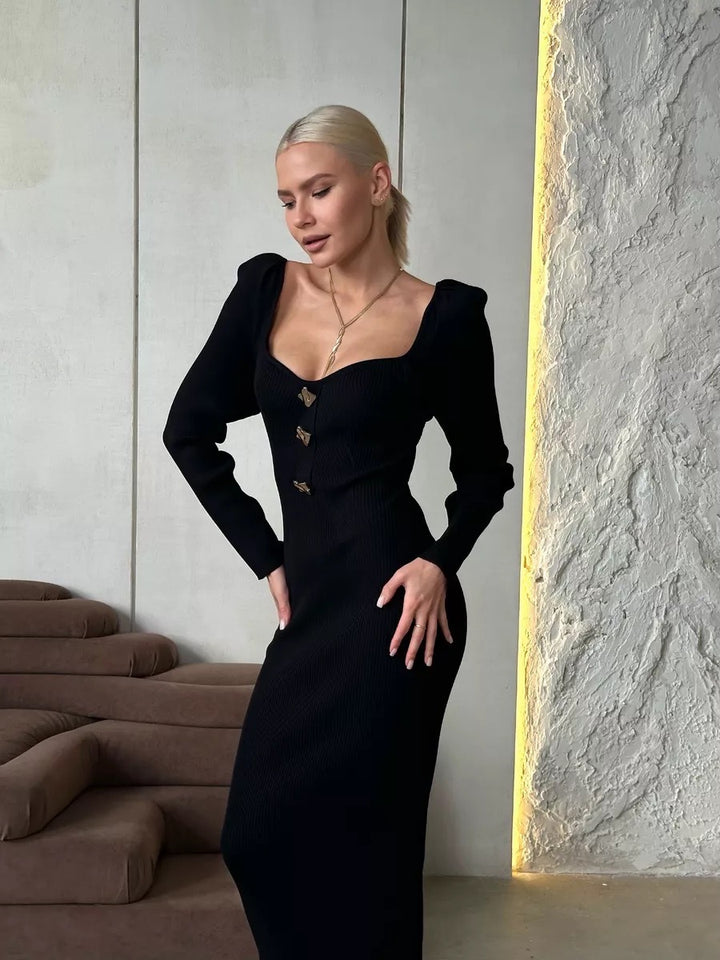 Robe tricotée pour femmes avec un élégant col en V et des boutons décoratifs Chic & Stil