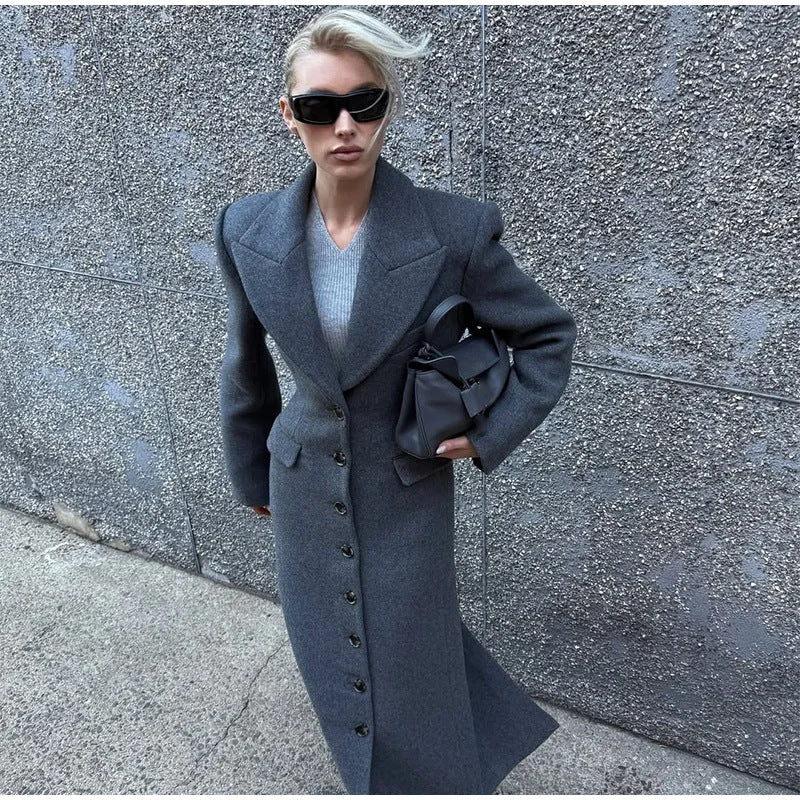 Ladies elegant wool coat with fitted cut and long sleeves Lune London