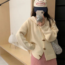 Cardigan confortable pour femmes avec capuche et détails en bouton en bois Chic & Stil