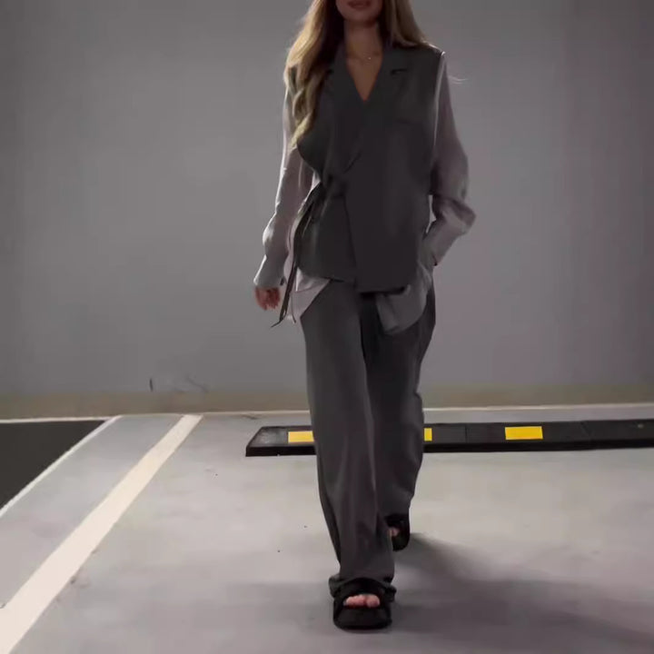 Ladies Elegant and modern outfit consisting of a fitted blazer and wide pants Lune London