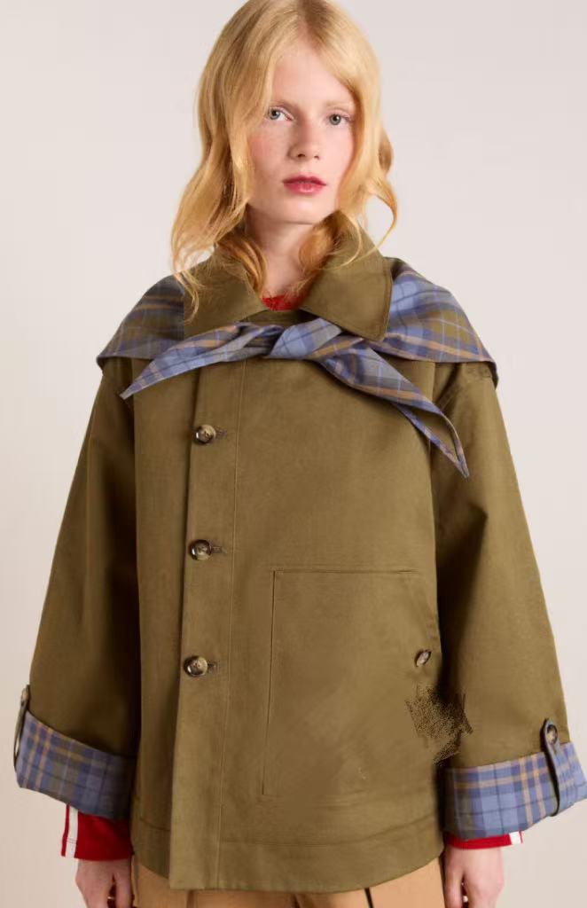 Manteau trench tendance pour femmes avec col caractéristique et poches pratiques Chic & Stil