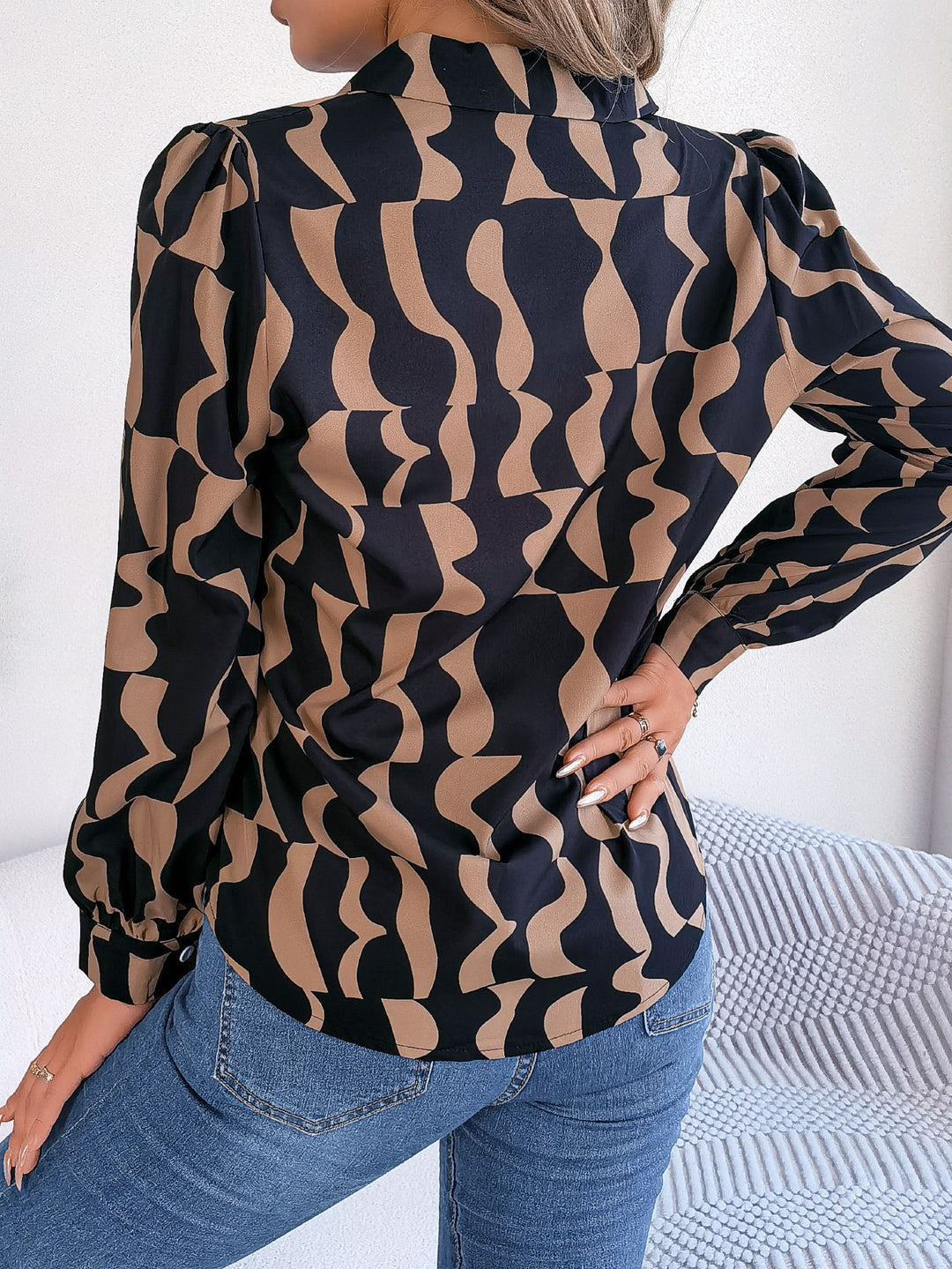 Women's blouse with trendy graphic print and elegant collar Lune London