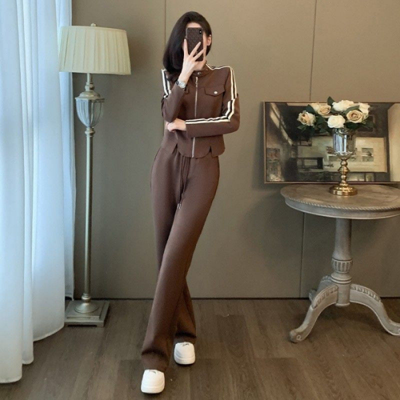 Women's sporty leisure suit set with fashionable zipper and wide-cut trousers Chic & Stil