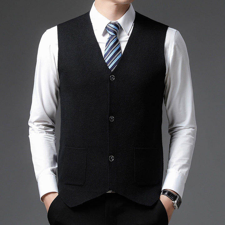 Elegant knitted vest for men with a modern cut and practical pockets Lune London