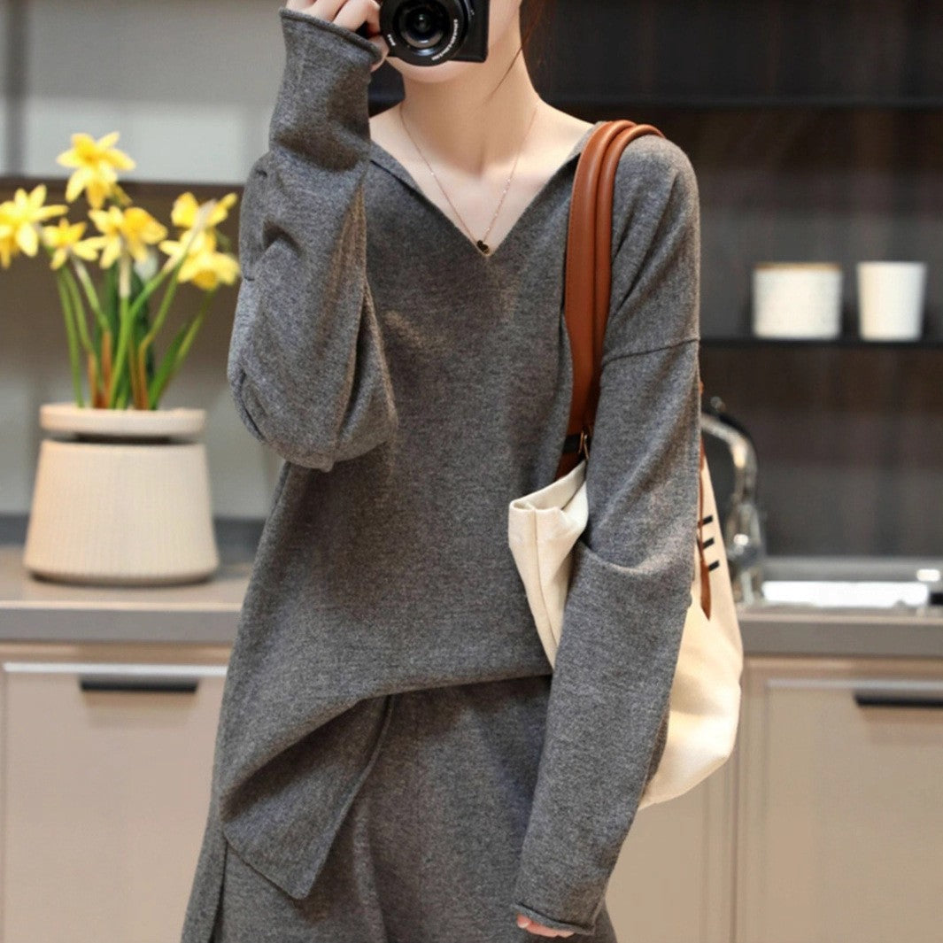 Pull féminin confortable à col en V avec une coupe décontractée et une texture douce Chic & Stil