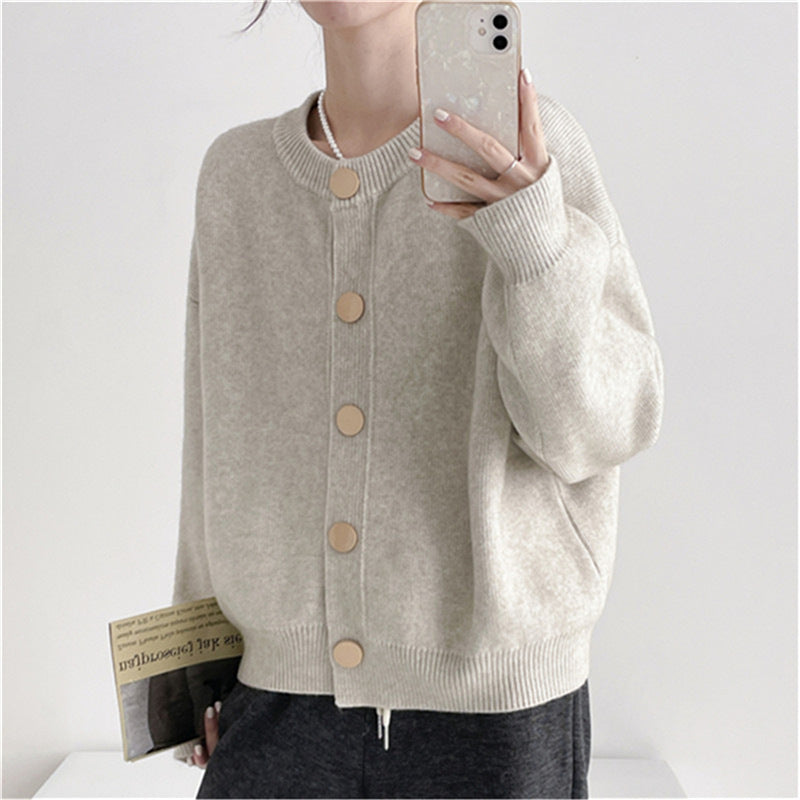Cardigan tricoté à la mode pour femmes avec détails de boutons et matériau doux Chic & Stil