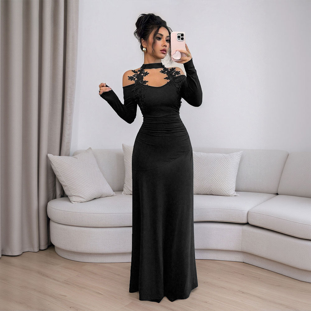 Robe de soirée ajustée pour femmes avec design à bretelles dénudées et accents floraux Chic & Stil