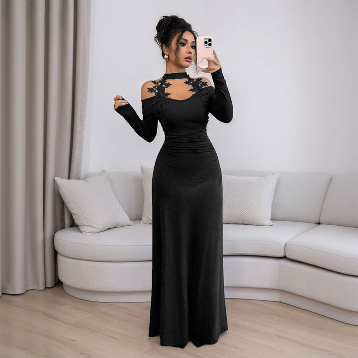Robe de soirée ajustée pour femmes avec design à bretelles dénudées et accents floraux Chic & Stil