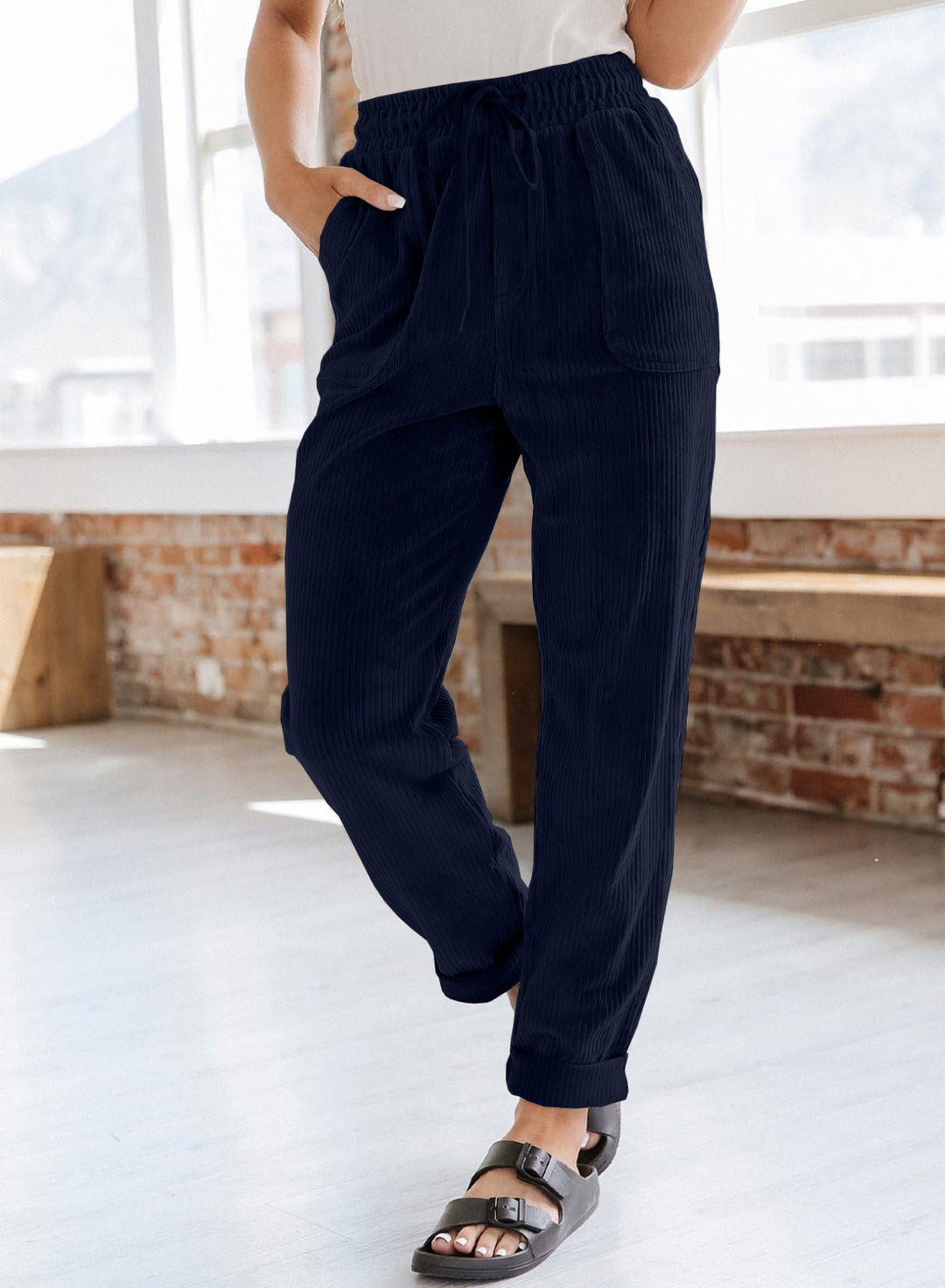 Leisure pants for women with elastic waistband and practical pockets Lune London