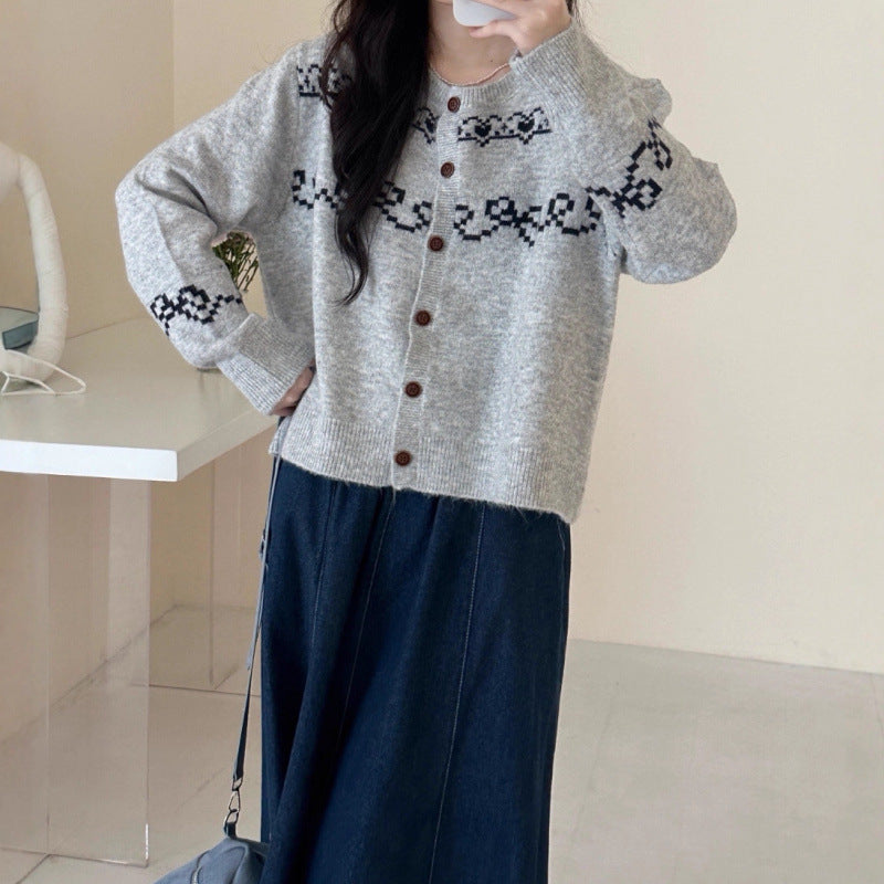 Cardigan tricoté ludique pour femmes avec boutons en bois et motifs traditionnels Chic & Stil