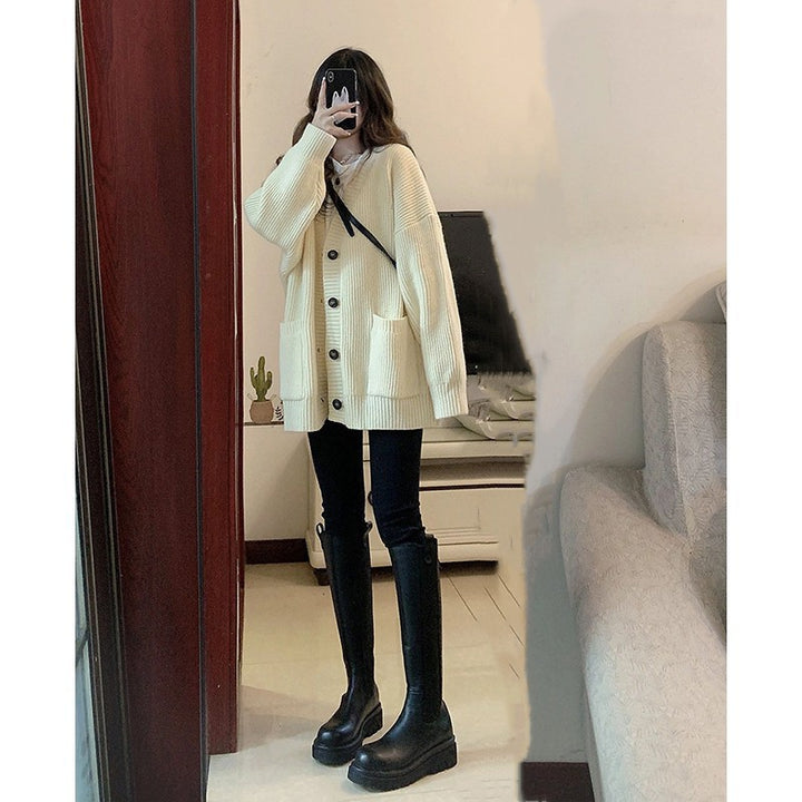 Cardigan féminin confortable avec un profond V et de grandes poches Chic & Stil