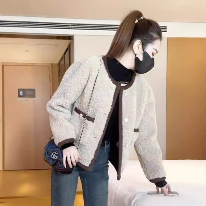 Veste teddy confortable pour femmes avec des détails de bouton pratiques Chic & Stil