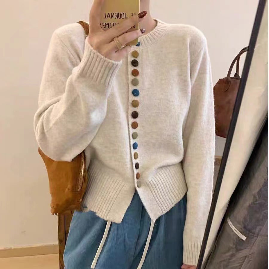 Cardigan pour femmes avec des détails de boutons colorés et une coupe décontractée Chic & Stil