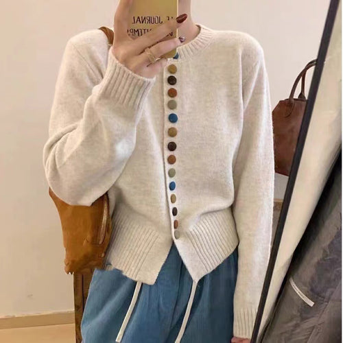 Cardigan pour femmes avec des détails de boutons colorés et une coupe décontractée Chic & Stil