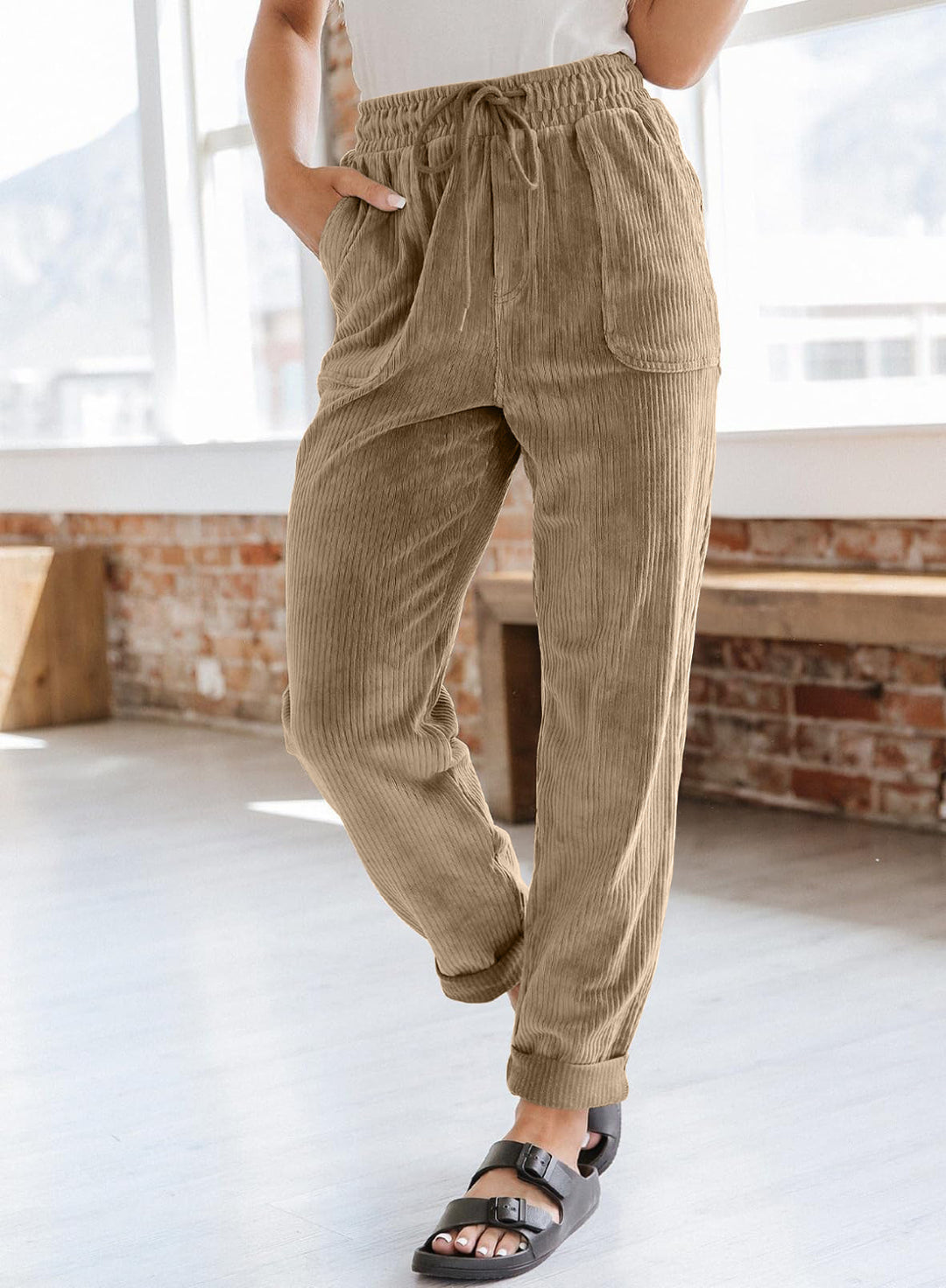 Casual cargo pants for women with elastic waistband and practical side pockets Lune London