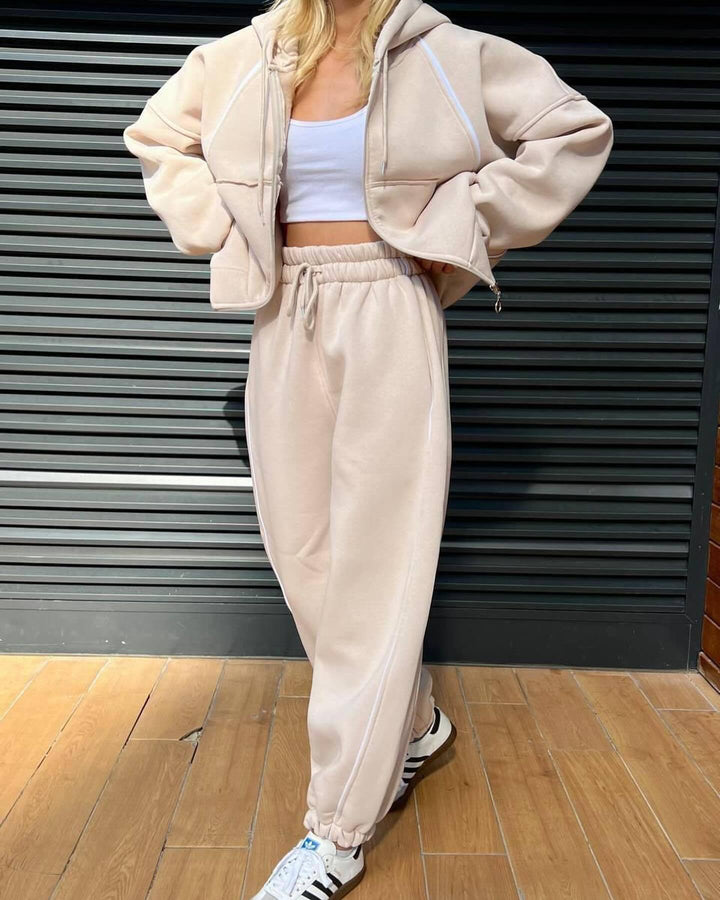 Casual hoodie and tracksuit set for women with adjustable waist and convenient pockets Lune London