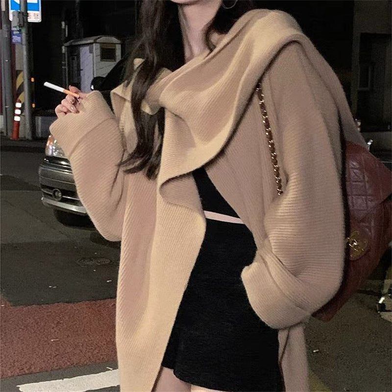 Pull en tricot épais pour femmes avec coupe asymétrique et manches volumineuses Chic & Stil