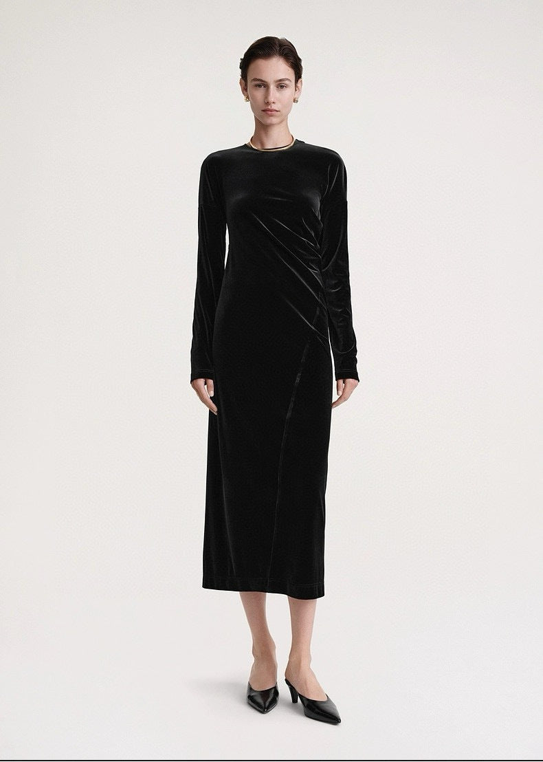 Elegant maxi dress for women in high-quality velvet with long sleeves and trendy V neckline Lune London