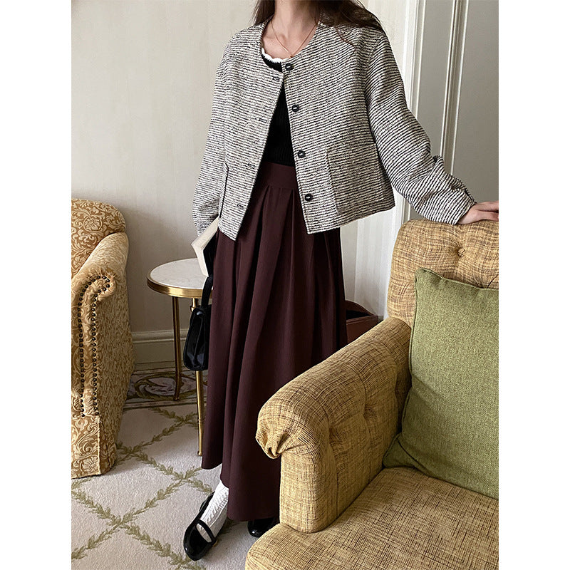 Women's elegant jacket with fine texture and button details Chic & Stil