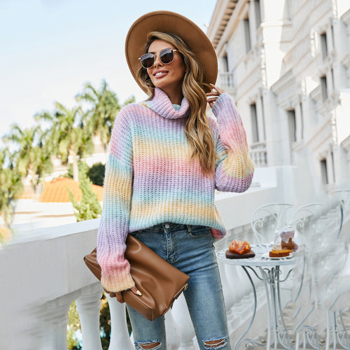 Pull tendance pour femmes avec col roulé large et un motif de vague coloré Chic & Stil