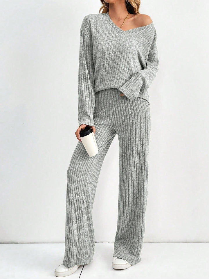 Ladies comfortable lounge set with V-neck and loose fit Lune London