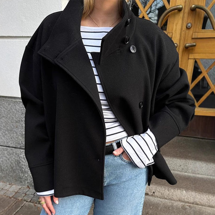 Veste oversize pour femmes avec col haut et détails en boutons Chic & Stil