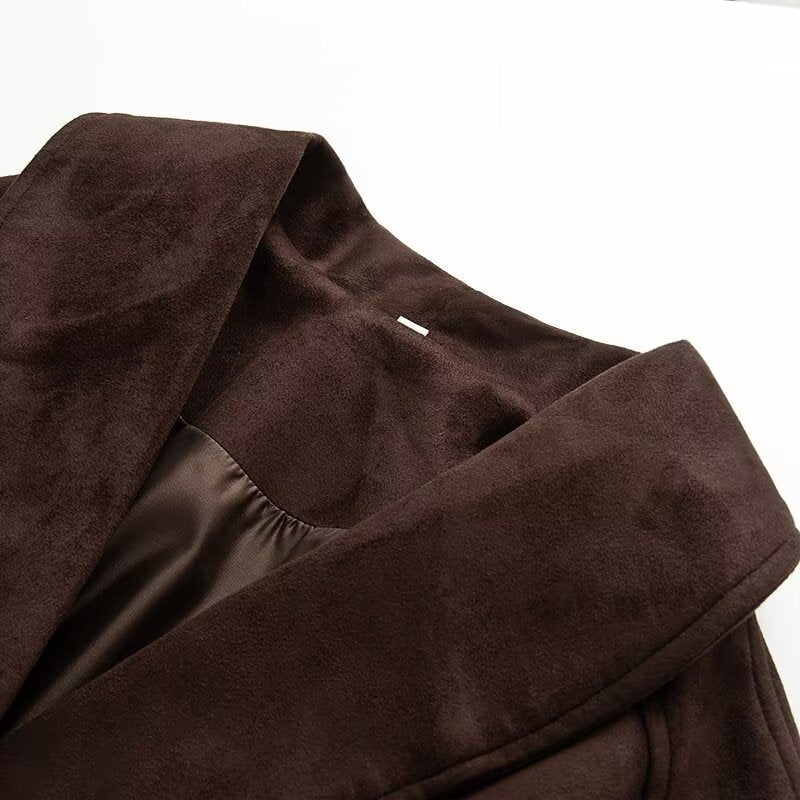 Veste courte stylée pour femmes avec large col et ceinture à la taille Chic & Stil