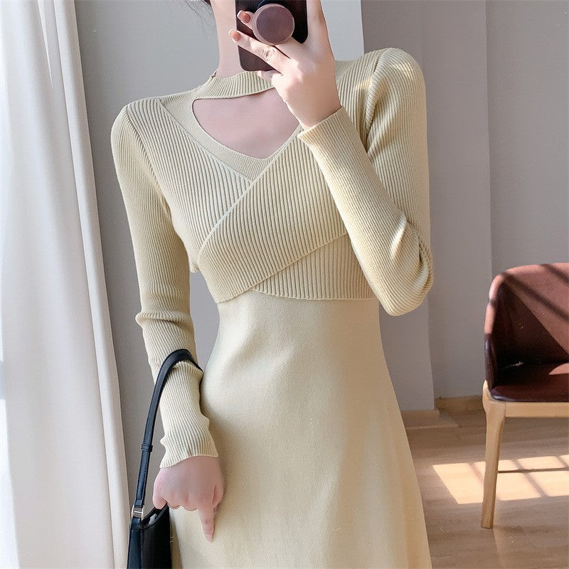 Robe tricotée pour femmes avec un design enveloppant à la mode et un détail découpé élégant