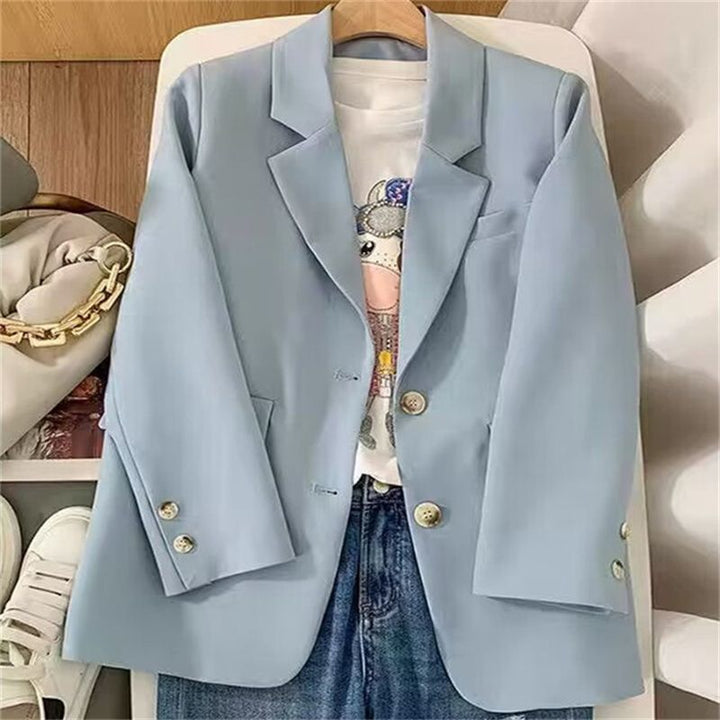 Blazer féminin chic avec tissu texturé et détails de bouton élégants Chic & Stil