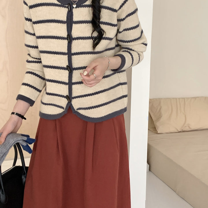 Cardigan pour femme avec design rayé et détails de boutons élégants Chic & Stil