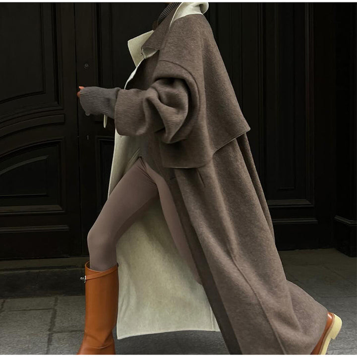 Elegant and comfortable wool coat for women with contrasting collar Lune London
