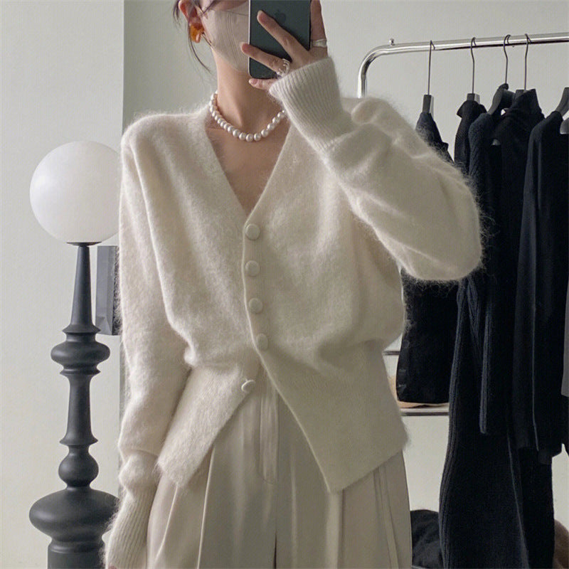Cardigan en maille confortable pour femmes avec décolleté en V et détails de boutons Chic & Stil
