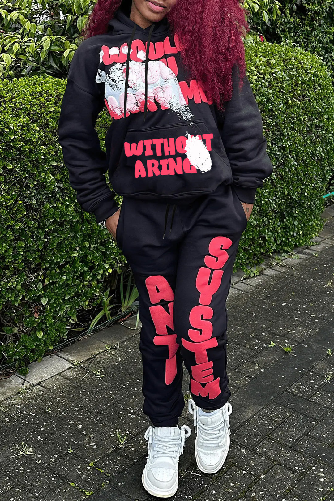 Sporty women's sweatpants and hoodie set with catchy logo Lune London