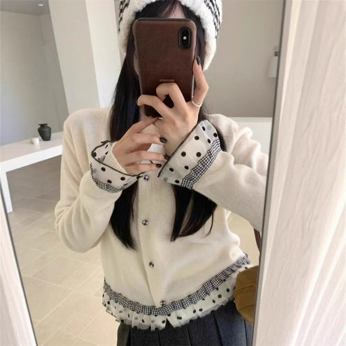 Cardigan pour femmes avec volants décoratifs et détails de boutons Chic & Stil