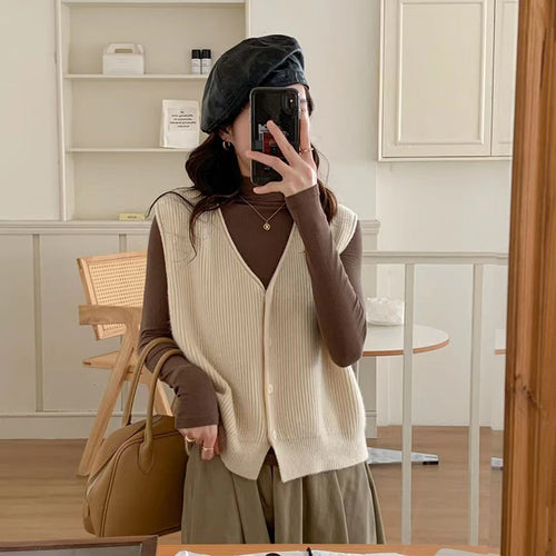 Gilet en maille pour femmes avec texture côtelée fine et détails de boutons classiques Chic & Stil
