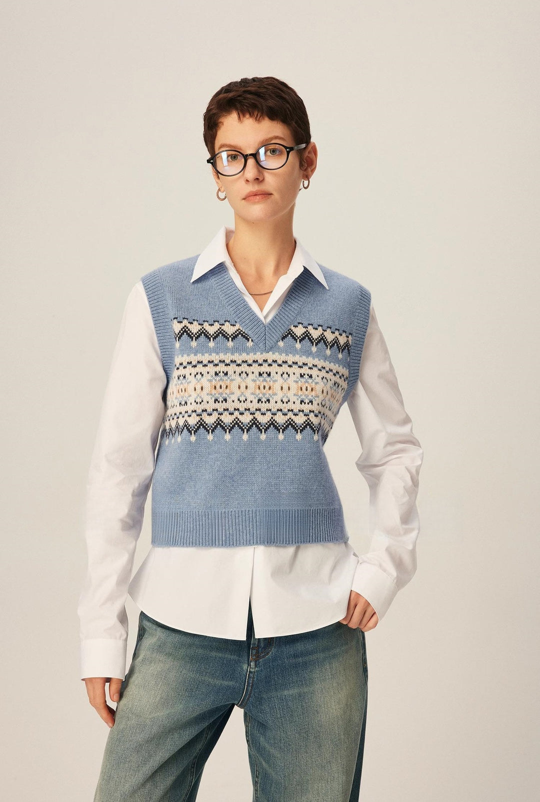 Pull en maille à la mode pour femmes avec décolleté en V et motif géométrique Chic & Stil