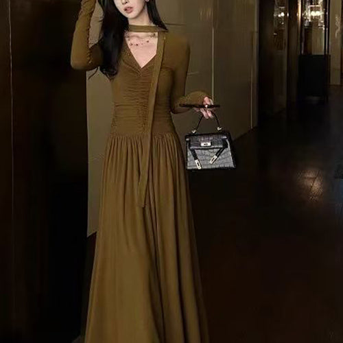 Ladies elegant maxi dress with sophisticated V-neckline and long sleeves