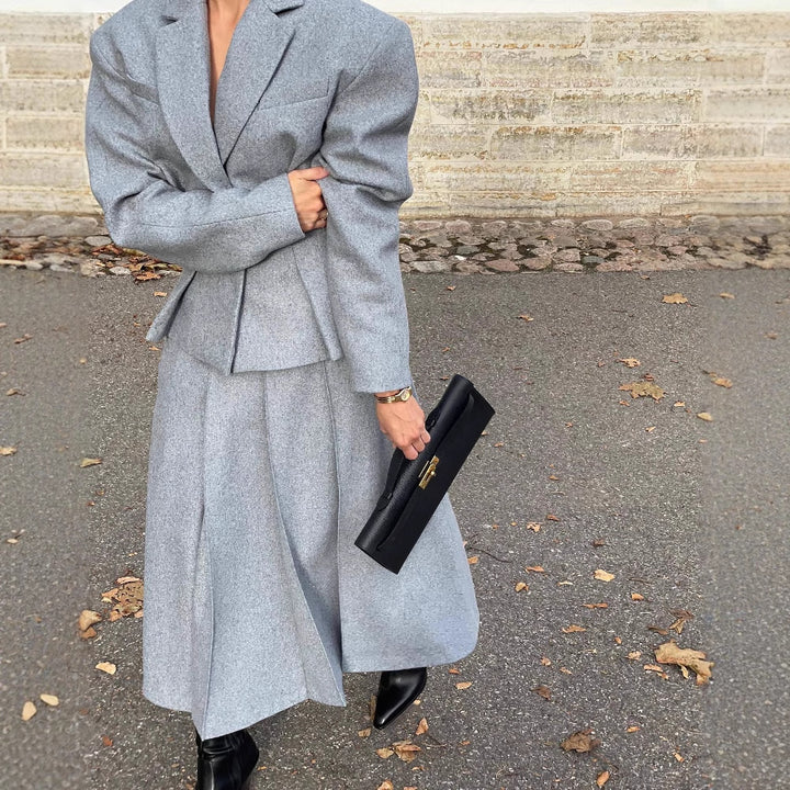 Elegant and modern outfit for women with fitted blazer and flared skirt Lune London