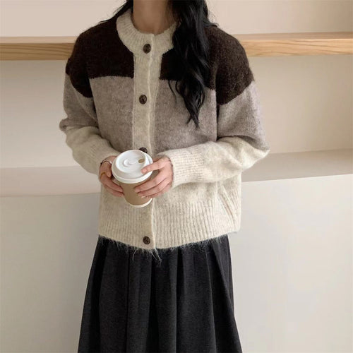 Cardigan en tricot épais pour femmes avec fermeture à boutons et design tendance en bloc de couleur Chic & Stil