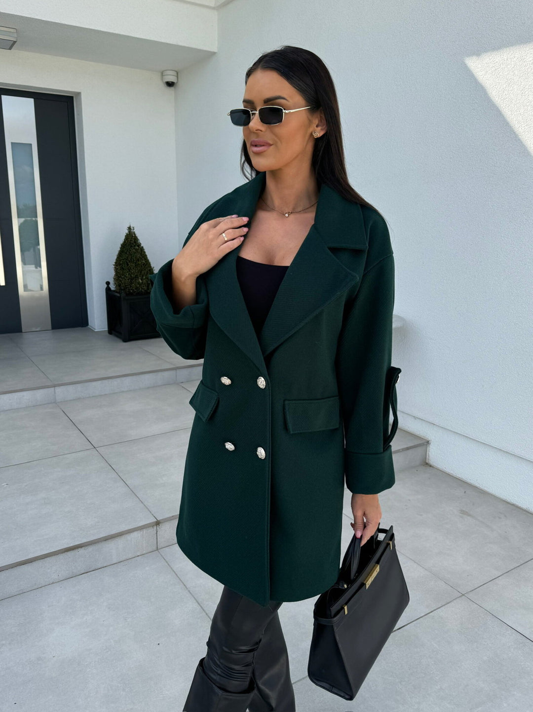 Elegant oversized women's blazer with double-breasted buttons and practical pockets Lune London