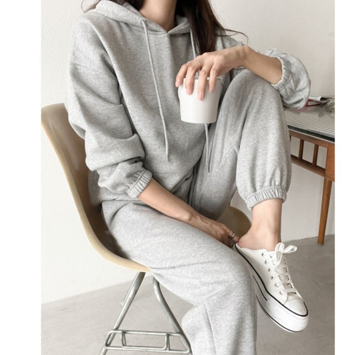 Women's Comfortable Hooded Sweatshirt with Pockets and Elastic Cuffs Chic & Stil