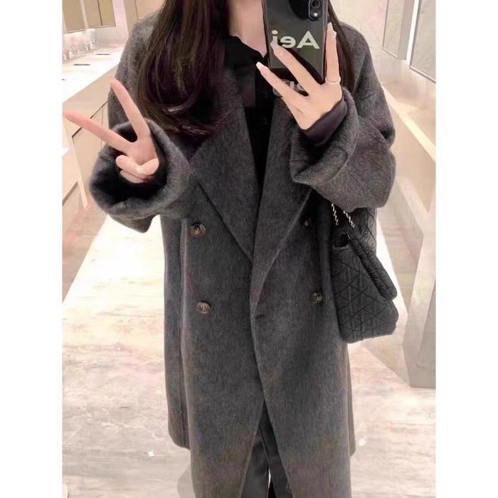 Manteau en laine élégant et doux pour femmes avec patte de boutonnage double. Chic & Stil