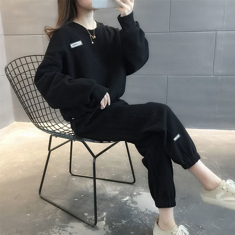 Ladies sporty leisure set with casual cut and practical side pockets Chic & Stil