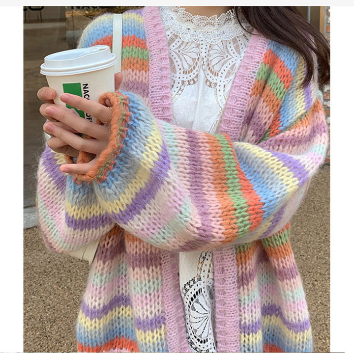 Cardigan en tricot épais pour femmes avec une coupe décontractée et un motif rayé coloré Chic & Stil