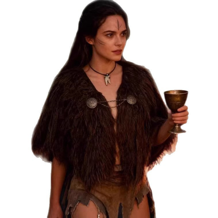 Women's short cape made of dense faux fur with decorative chain closure and zigzag hem Amarae