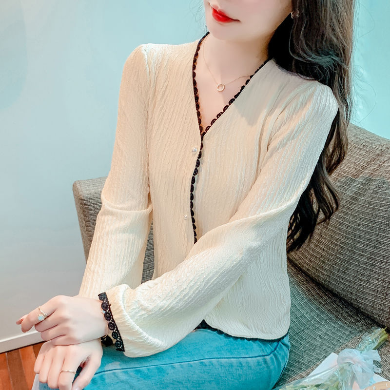 Blouse femme avec de fines accents en dentelle et une coupe élégante Chic & Stil