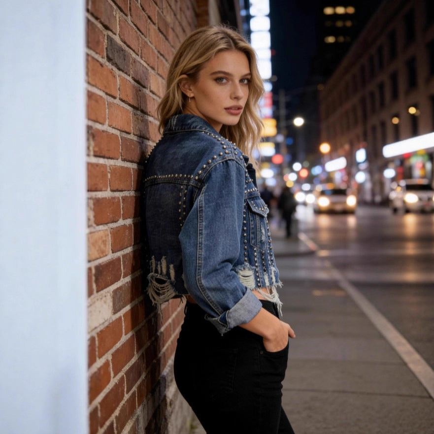 Veste en denim décontractée à la mode pour femmes avec des détails embellis Chic & Stil