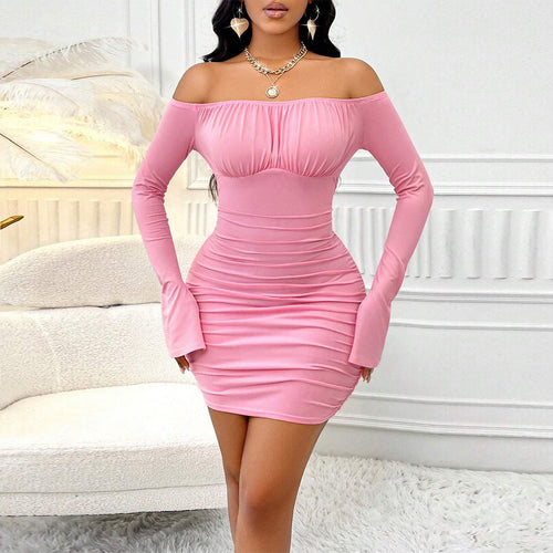 Robe mini femme à épaules dénudées avec détails en volants sophistiqués et silhouette flatteuse pour la figure Chic & Stil